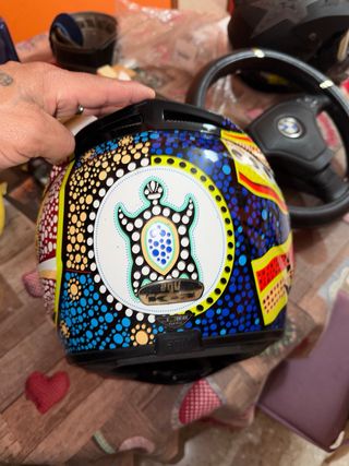 Casco de moto AGV multicolor. Por no uso
