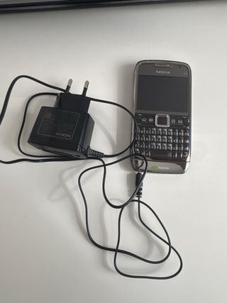 Nokia E71 Movistar con cargador