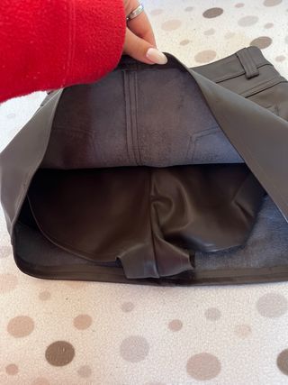 Falda corta efecto piel