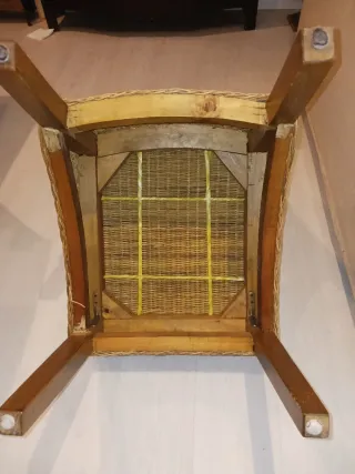 Seis sillas de comedor de mimbre