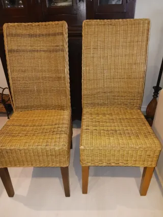 Seis sillas de comedor de mimbre