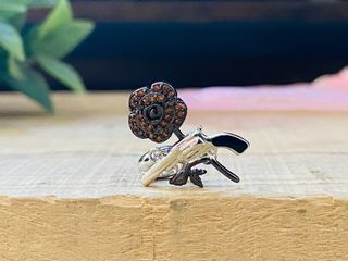 Charm Revólver con Rosa Negra - Plata