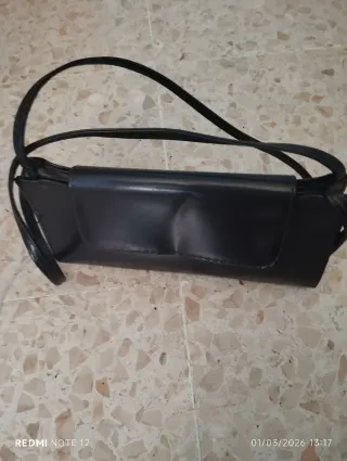 Bolso negro de piel sintética