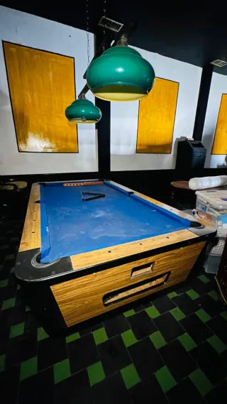Mesa de billar americano y lámpara