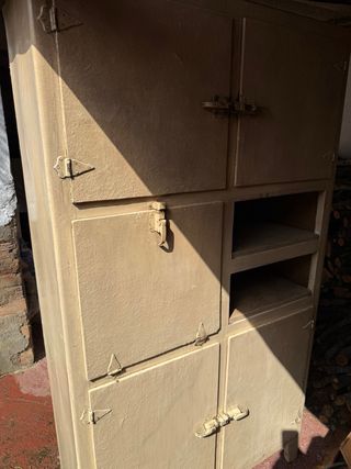 Alacena antigua de madera.