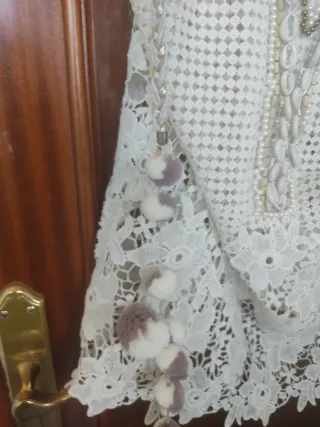 Camiseta de encaje blanca con pompones