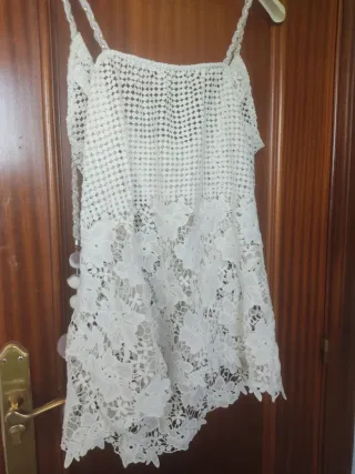 Camiseta de encaje blanca con pompones