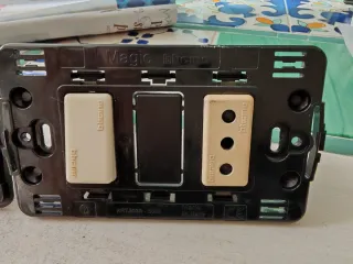 Set di placche, interruttori e prese Bticino