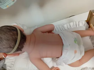 Bebe Reborn de silicona con sistema de bebida y pi