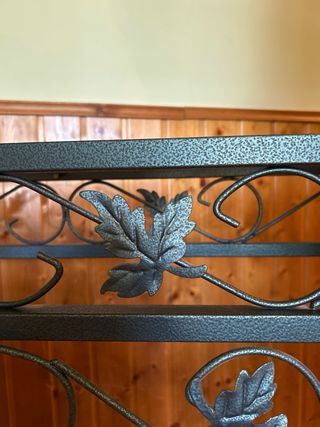 Mueble de forja con diseño de hojas y espejo