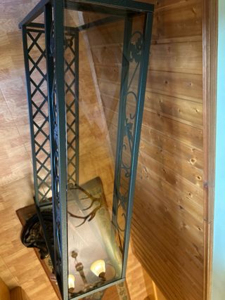 Mueble de forja con diseño de hojas y espejo