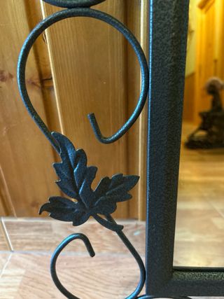 Mueble de forja con diseño de hojas y espejo