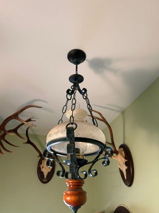 Mueble de forja con diseño de hojas y espejo