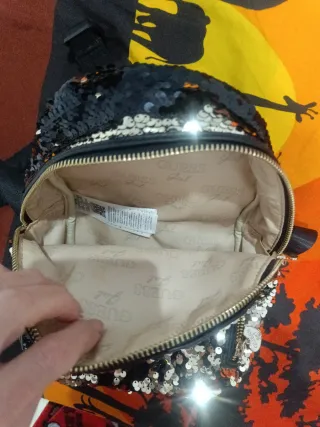 Mochila Guess lentejuelas negra y dorado