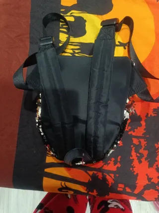 Mochila Guess lentejuelas negra y dorado