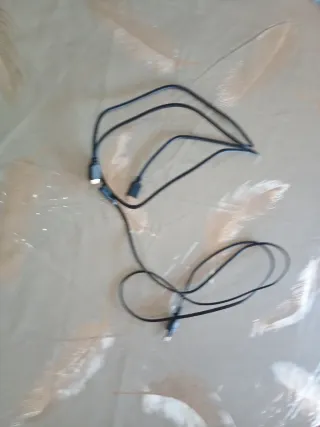 Consola PS4 con 2 mandos (rojo y blanco)