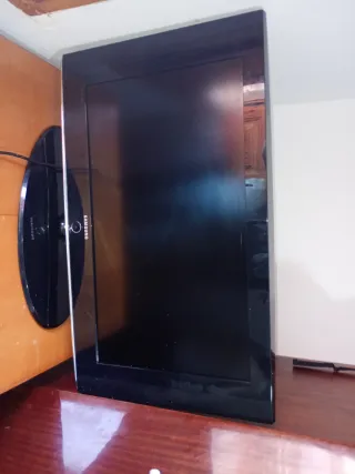 Consola PS4 con 2 mandos (rojo y blanco)