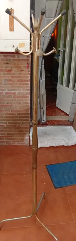 Perchero clásico de metal y madera