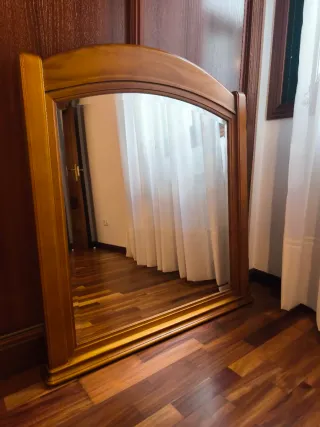 Espejo de madera con marco curvo