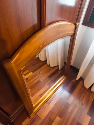 Espejo de madera con marco curvo