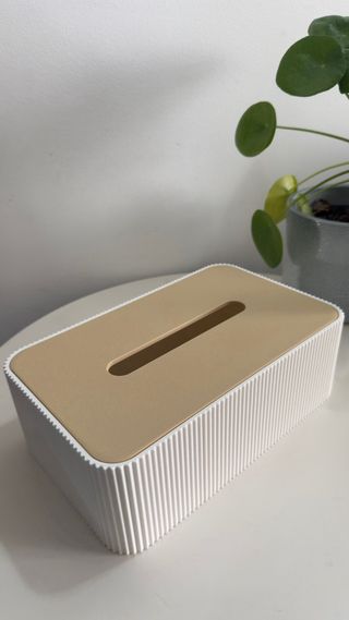 Capa para caixa de lenços dourada e branca