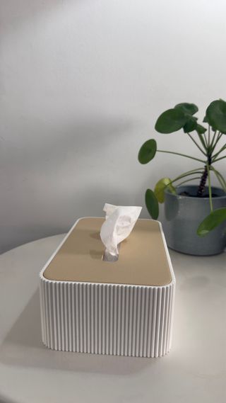 Capa para caixa de lenços dourada e branca