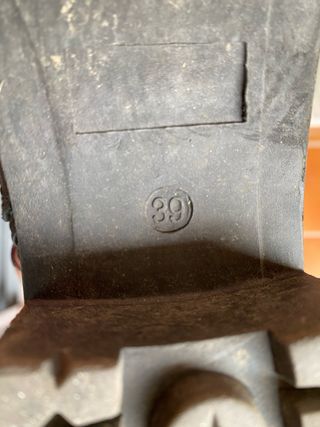 Botines negros con hebilla y cremallera