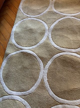 Tappeto di lana beige con cerchi