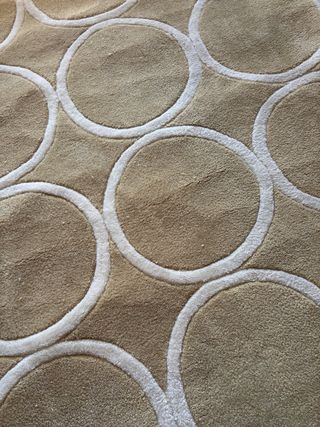 Tappeto di lana beige con cerchi