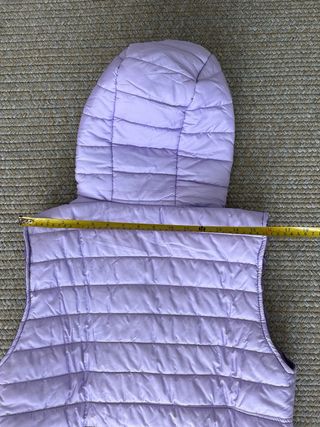 Chaleco morado con capucha
