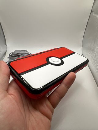 Nuovo Nintendo 2DS XL edizione Poké Ball