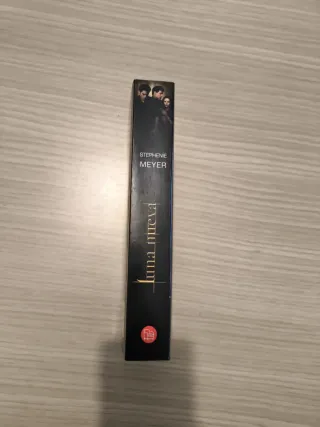 Luna nueva. Traducción de José Miguel Pallares.