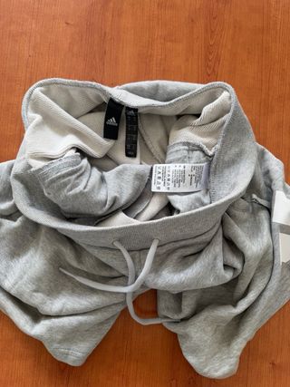 Pantalón corto Adidas gris