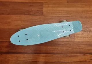Skateboard azzurro con ruote luminose