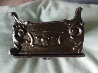 Caja de metal decorada años 20, 6×10×6,5cm.