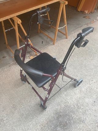 Andador Mobiclinic con asiento y ruedas