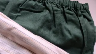 Pigiama a righe con pantaloni verdi