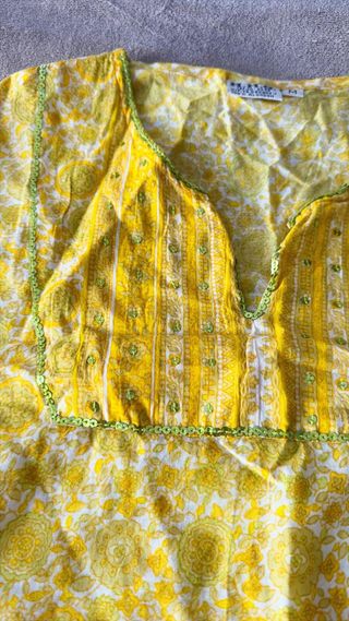 Túnica amarilla con escote decorado