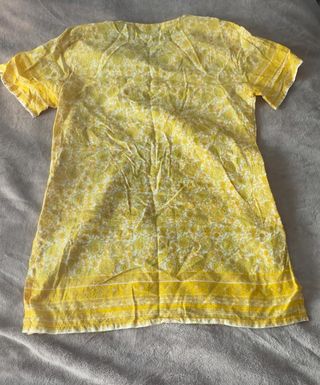 Túnica amarilla con escote decorado