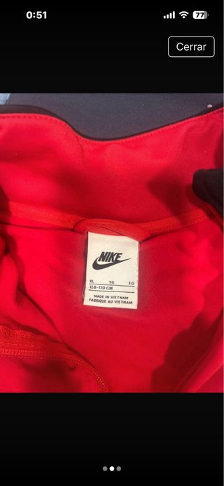 Chaqueta deportiva Nike roja y negra