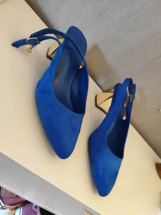 Zapatos de tacón azul y dorado