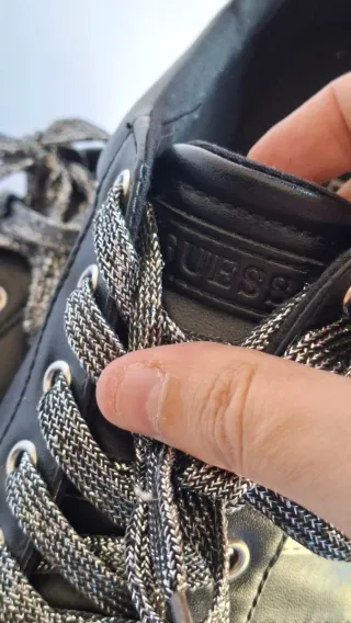 Deportivas Guess Talla 41 Negras y Plateadas