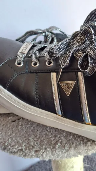 Deportivas Guess Talla 41 Negras y Plateadas