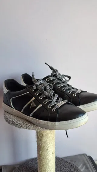 Deportivas Guess Talla 41 Negras y Plateadas