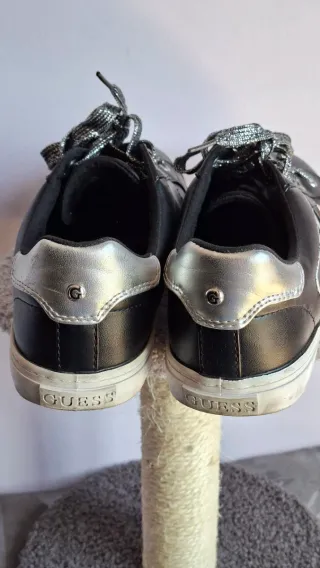 Deportivas Guess Talla 41 Negras y Plateadas