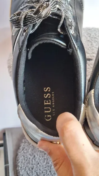 Deportivas Guess Talla 41 Negras y Plateadas