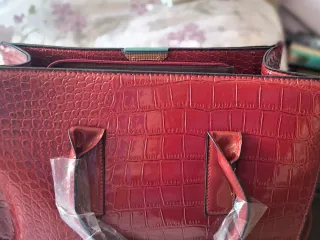 Bolso rojo efecto piel cocodrilo