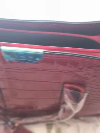 Bolso rojo efecto piel cocodrilo