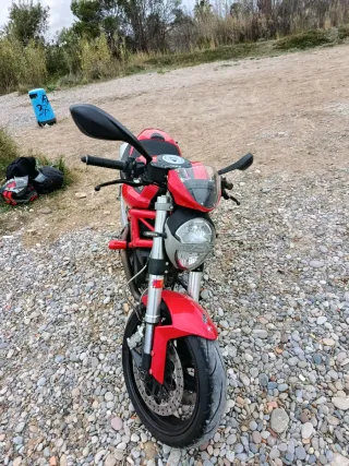 Ducati 696 Monster Roja A2