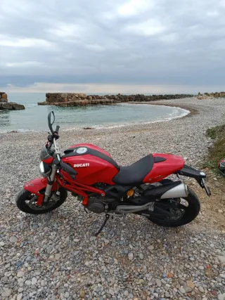 Ducati 696 Monster Roja A2